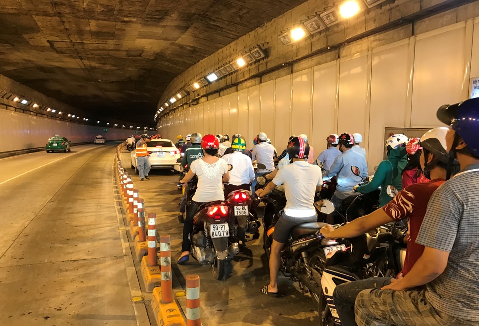 Chiếc Mazda 6 do người phụ nữ điều khiển chạy vào làn dành cho xe máy trong hầm Thủ Thiêm...