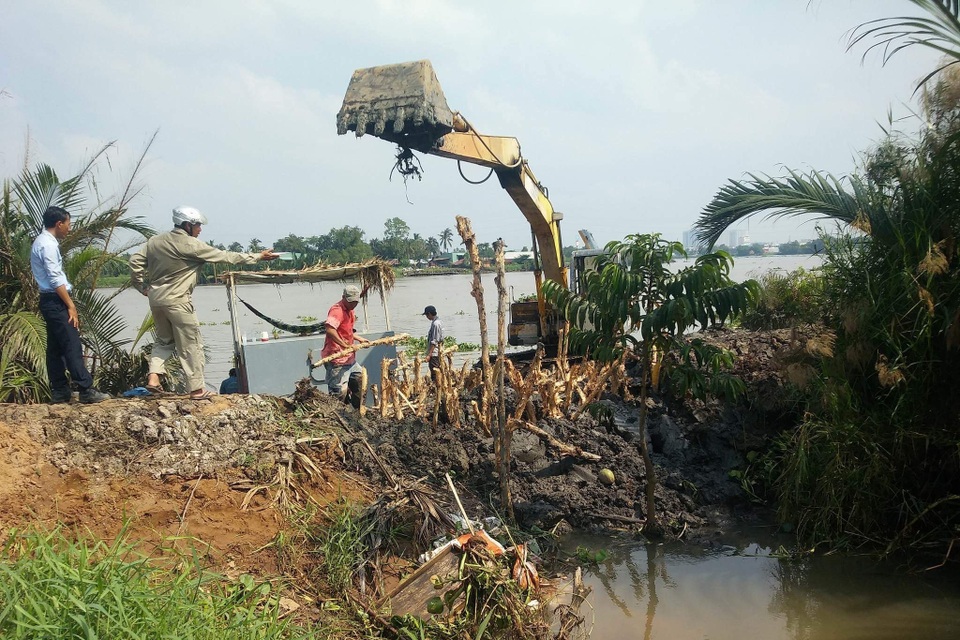 
Lực lượng chức năng đang khắc phục sự cố vỡ đê bao.
