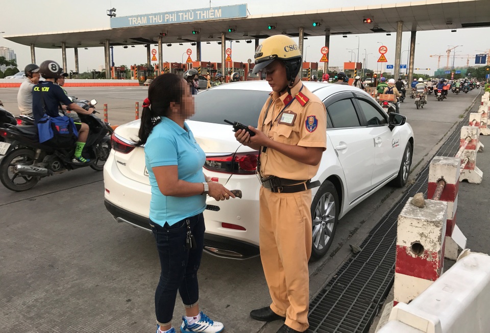 CSGT Bến Thành chặn dừng phương tiện vi phạm ở đầu hầm phía quận 2 để xử lý.