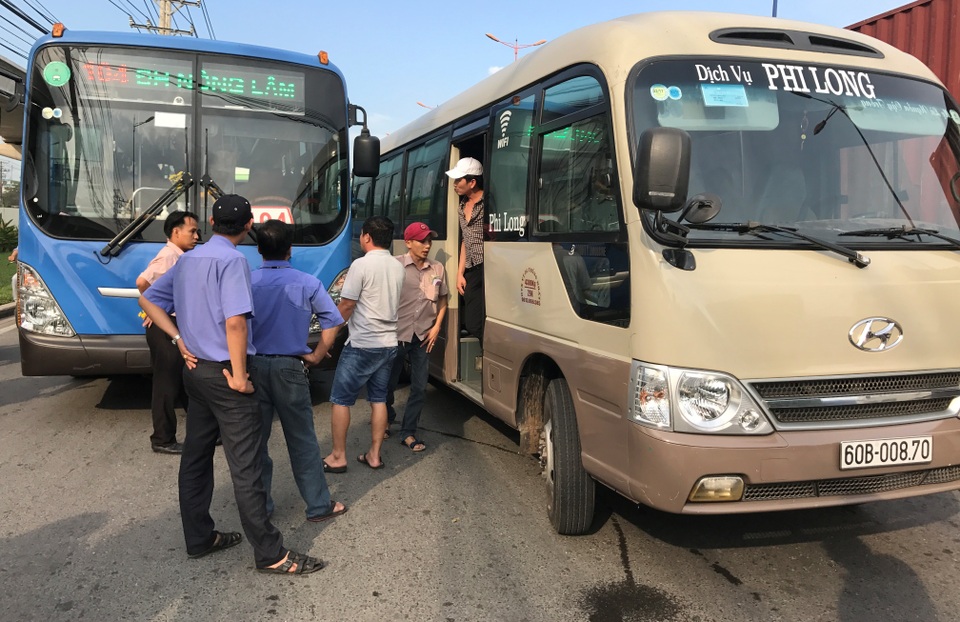 
Xe buýt và xe khách va chạm nhẹ trên Xa lộ Hà Nội chiều 15/11. Cả 2 tài xế dừng xe giữa đường đấu khẩu đúng, sai...
