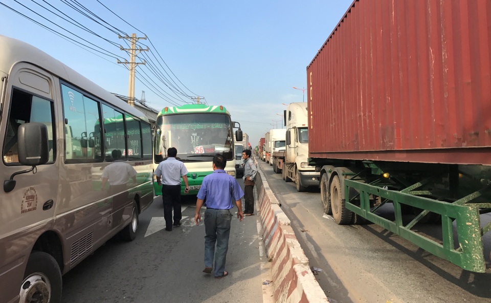 
Dòng xe cộ phía sau bị ùn ứ, kéo dài hàng kilomet trên Xa lộ Hà Nội.
