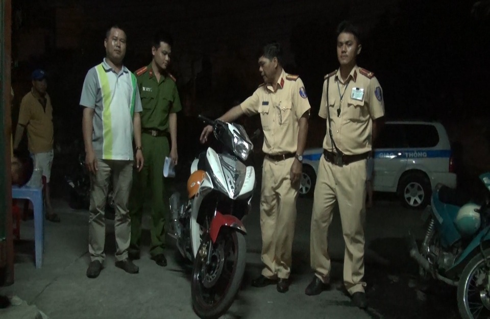 Nhờ dấu định vị, Cảnh sát giao thông tìm thấy xe bị trộm cho người dân - 2 CSGT và công an phường Linh Xuân đã thực hiện thủ tục thu giữ chiếc xe để tiếp tục truy xét vụ trộm.