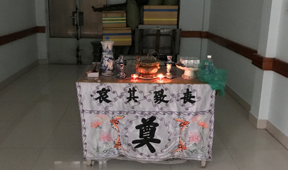 Bàn thờ bé Kh. được lập vội tại nhà xác bệnh viện Nhi đồng 2.