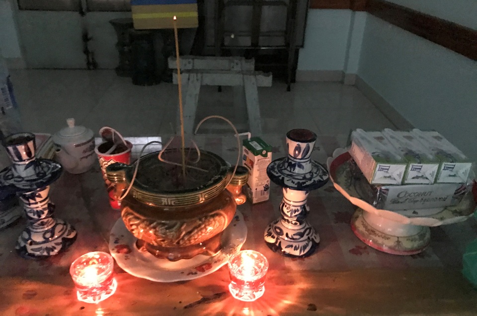 Bàn thờ bé Kh. lạnh lẽo với nén nhang và vài hộp sữa mà không có bất cứ người thân nào.