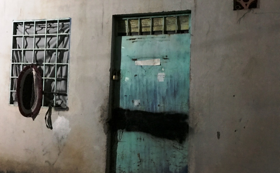 Căn phòng của người phụ nữ tên Chi luôn đóng kín cửa; che chắn kín bưng đầy bí ẩn và là nơi lui tới của nhiều đối tượng lạ mặt.