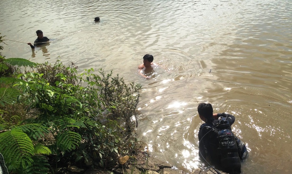 
Đến 12h trưa nay (22/11), thi thể 2 mẹ con chị N.A đã được tìm thấy.
