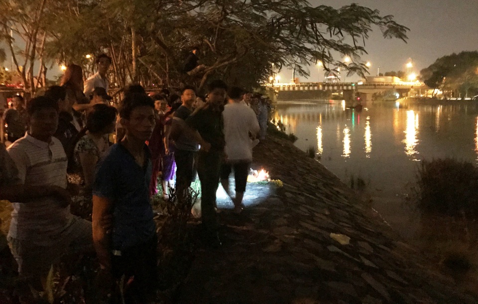 Người dân vây kín hiện trường để theo dõi vụ việc.