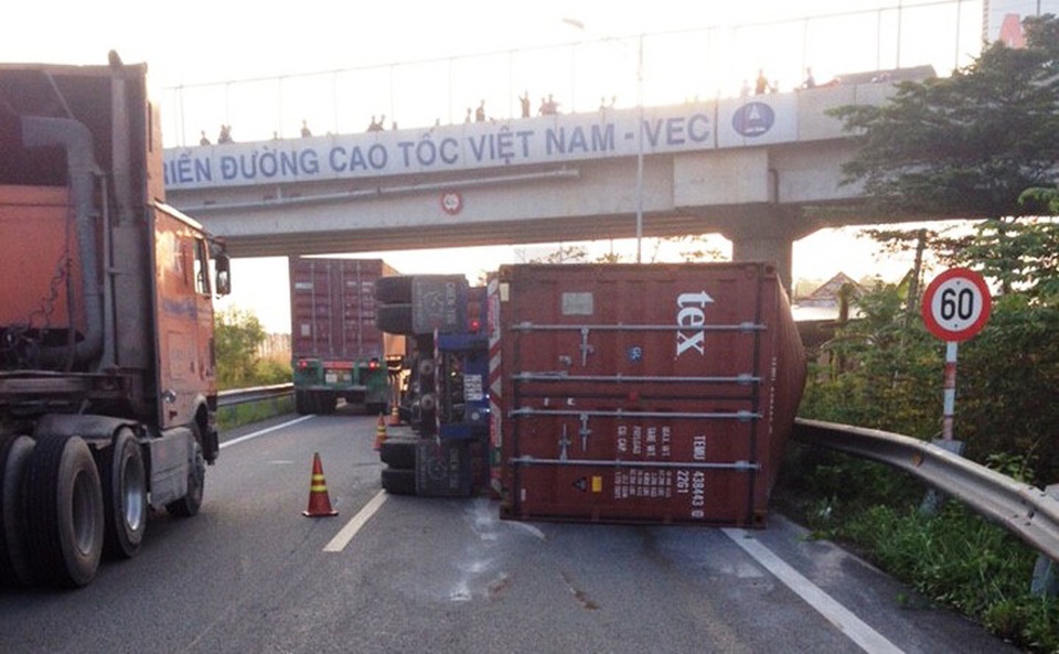Cả dòng xe phải chạy ngược chiều trên cao tốc vì xe container lật - 2 Sự cố khiến giao thông qua khu vực bị cản trở nghiêm trọng. Lực lượng điều tiết phải hướng dẫn xe cộ lưu thông ngược chiều trên 1 đoạn cao tốc để ra QL51.