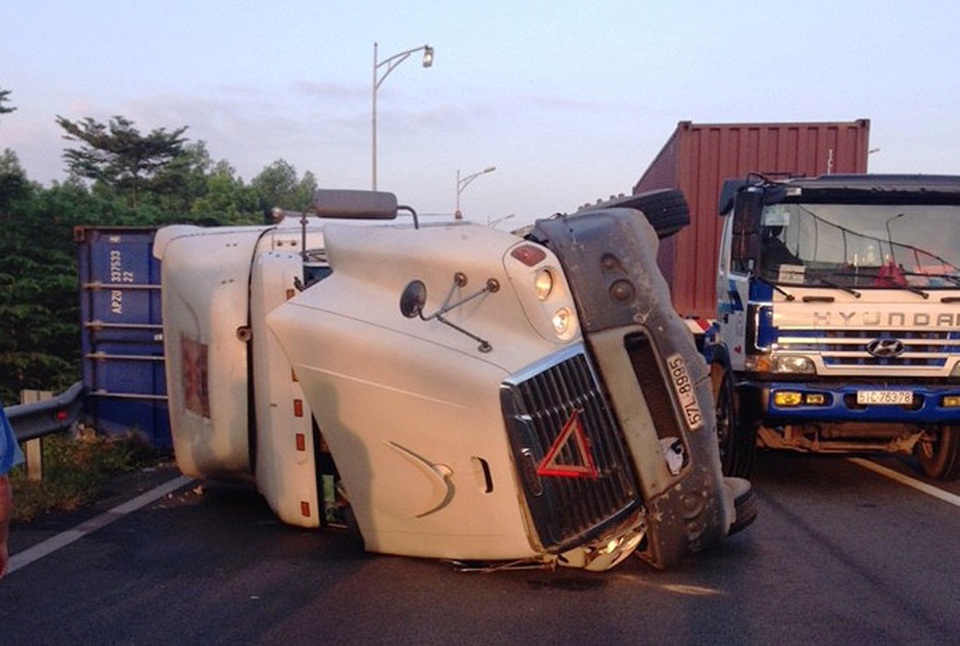 Cả dòng xe phải chạy ngược chiều trên cao tốc vì xe container lật - 1 Hiện trường xe đầu kéo container lật tại nhánh rẽ trên cao tốc HLD.