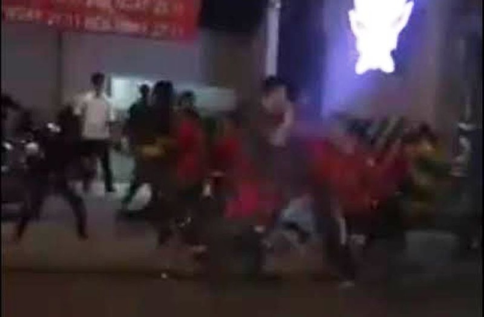 Những hình của vụ hỗn chiến kinh hoàng tại nhà hàng trên đường Kha Vạn Cân, được cắt từ clip.