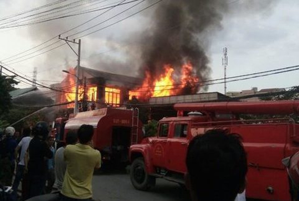 Vụ cháy nhà 2 người chết: Nhiều người nhảy lầu thoát thân - 3