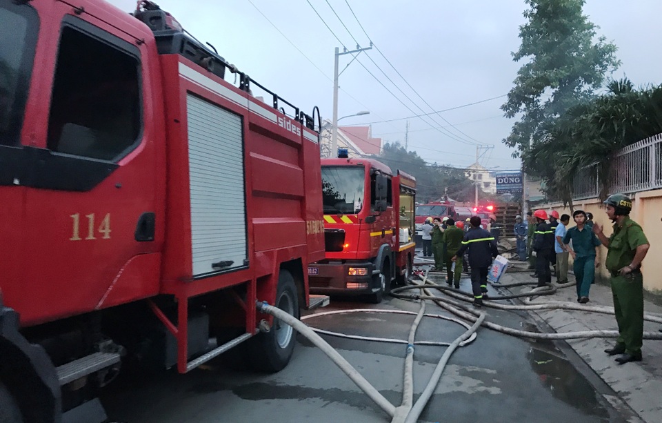 Vụ cháy nhà 2 người chết: Nhiều người nhảy lầu thoát thân - 1