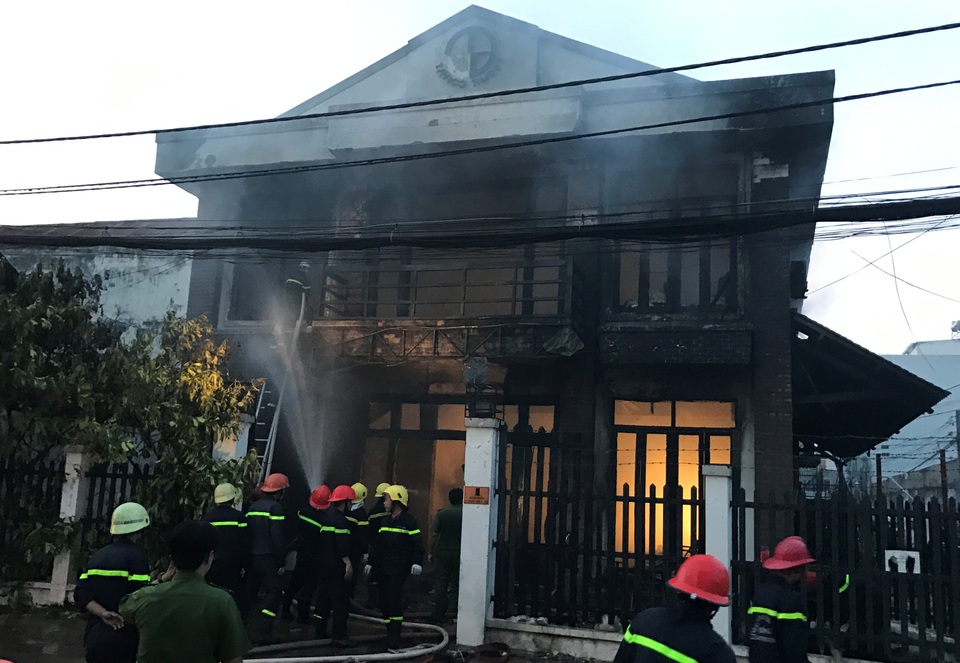 Vụ cháy nhà 2 người chết: Nhiều người nhảy lầu thoát thân - 5