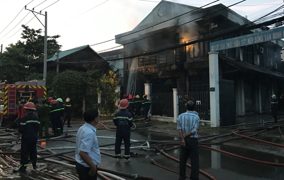 Vụ cháy nhà 2 người chết: Nhiều người nhảy lầu thoát thân - 4