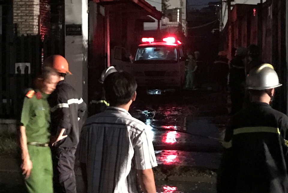 Thi thể 2 nạn nhân tử vong được xe cứu thương đưa khỏi căn nhà bị cháy.