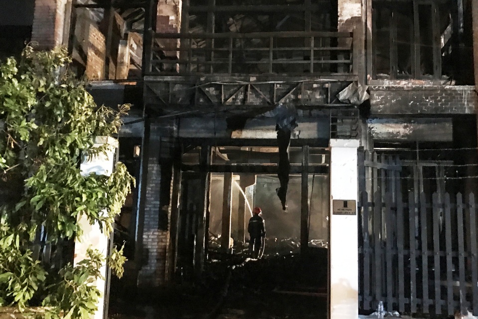 
Theo người dân, đám cháy bùng phát dữ dội từ tầng trệt, nơi trưng bày và chứa đầy chăn, ga, gối...
