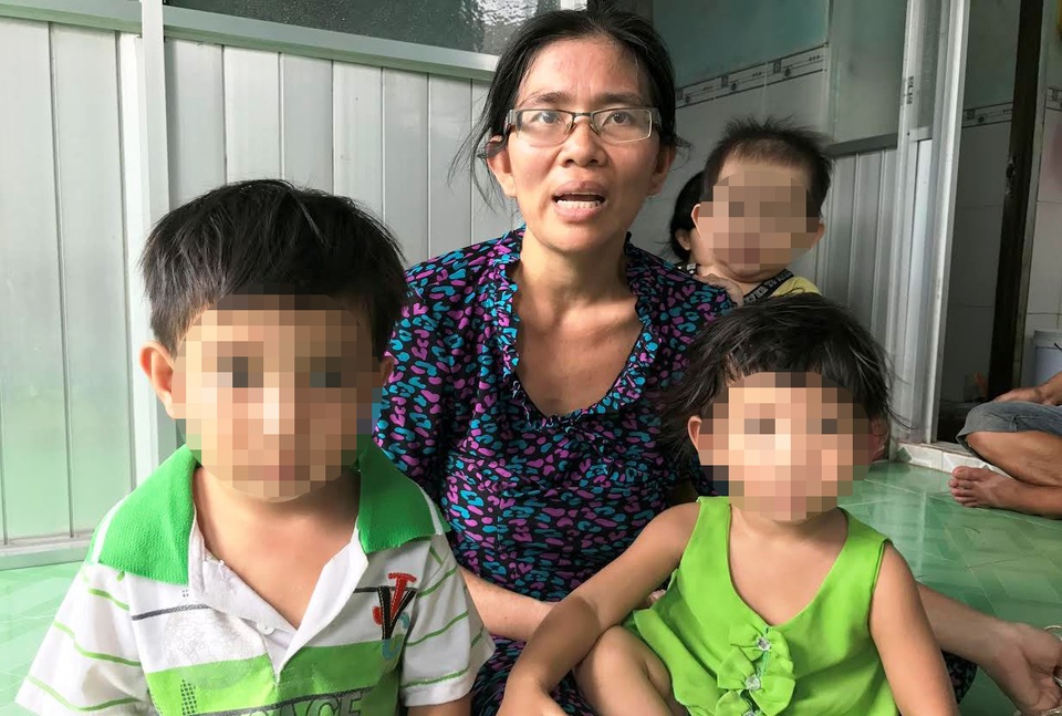 Chị Huyên cùng các con nhỏ (ngồi phía trước) may mắn được anh Vũ cứu thoát vì bị điện giật. Riêng cháu Tú, đứa con lớn của chị Huyên hiện vẫn đang điều trị tại bệnh viện.