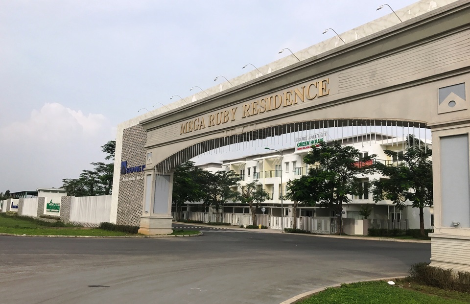 Nhiều người dân KDC Hào Khang cho rằng, nếu chính quyền, chủ đầu tư không sớm thực hiện việc cưỡng chế, phá dỡ bộ phận công trình vi phạm của căn nhà số 12, đường N10 để đảm bảo quy hoạch và mỹ quan chung của dự án thì sẽ khó tránh trường hợp cư dân ở đây sẽ tự ý xây dựng cơi nới xảy ra sau này.