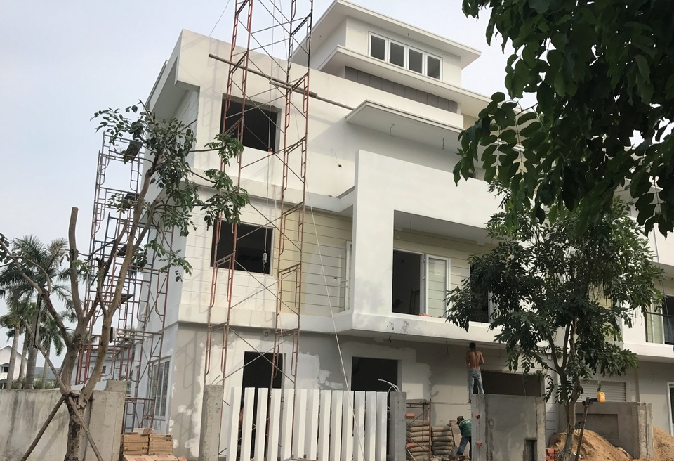 Chiều 9/12, nhiều thợ xây vẫn đang thi công dù trước đó cả tháng, công trình đã bị đình chỉ thi công, buộc chủ nhà tháo dỡ phần vi phạm nhưng vẫn chưa thực hiện.