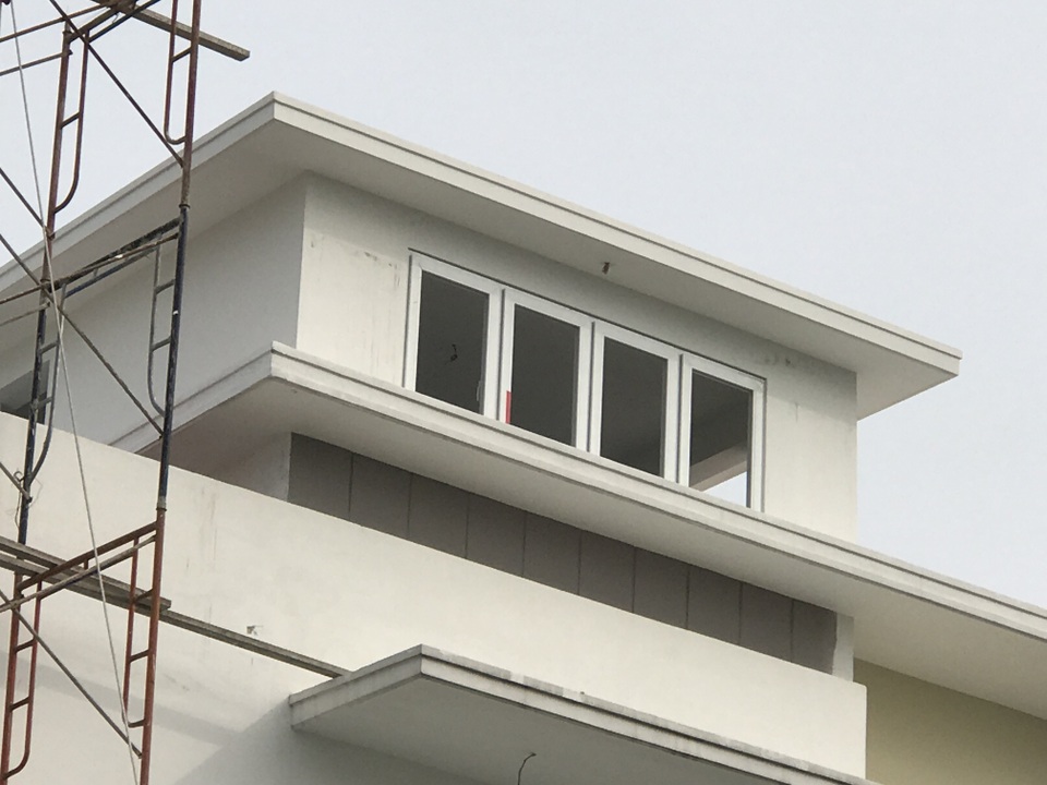 Chủ nhà đã tự ý cơi nới, xây dựng thêm tầng phái trên sàn mái (diện tích 4,3m x6m) sai so với quy hoạch được duyệt.