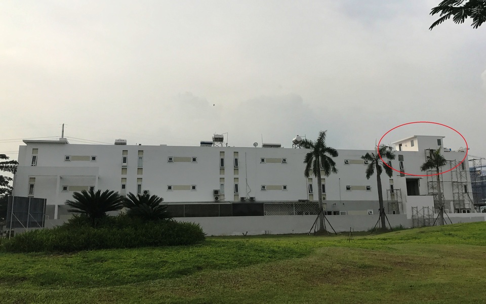 Căn nhà số 12, đường N10 đang trong giai đoạn hoàn thiện có sự khác biệt so với tất cả các căn khác khi trên nốc tầng trên cùng, được xây dựng thêm “chuồng cu” bằng bêtông cốt thép, có diện tích hơn 25m2.