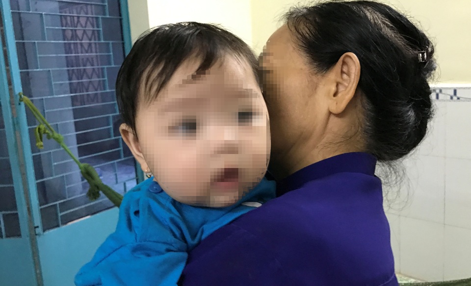 
Bé gái khoảng 3 tháng tuổi rất dễ thương bị bỏ rơi trước nhà chị H. Hiện bé đang được chăm sóc chu đáo.
