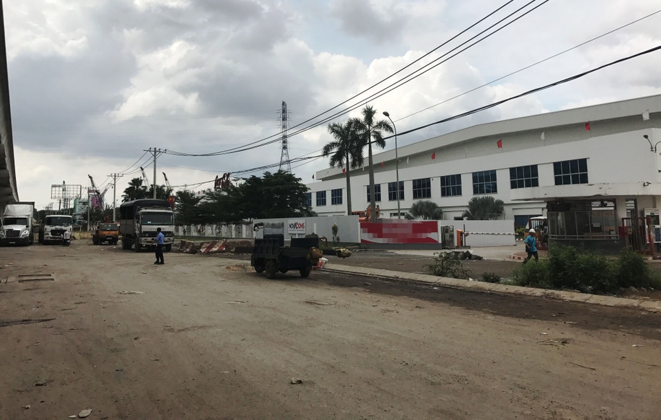 Khu vực trước Công ty nước giải khát, nơi băng nhóm do Nghĩa cầm đầu, hàng đêm thực hiện hành vi cưỡng đoạt tài sản các lái xe vào nhận hàng.