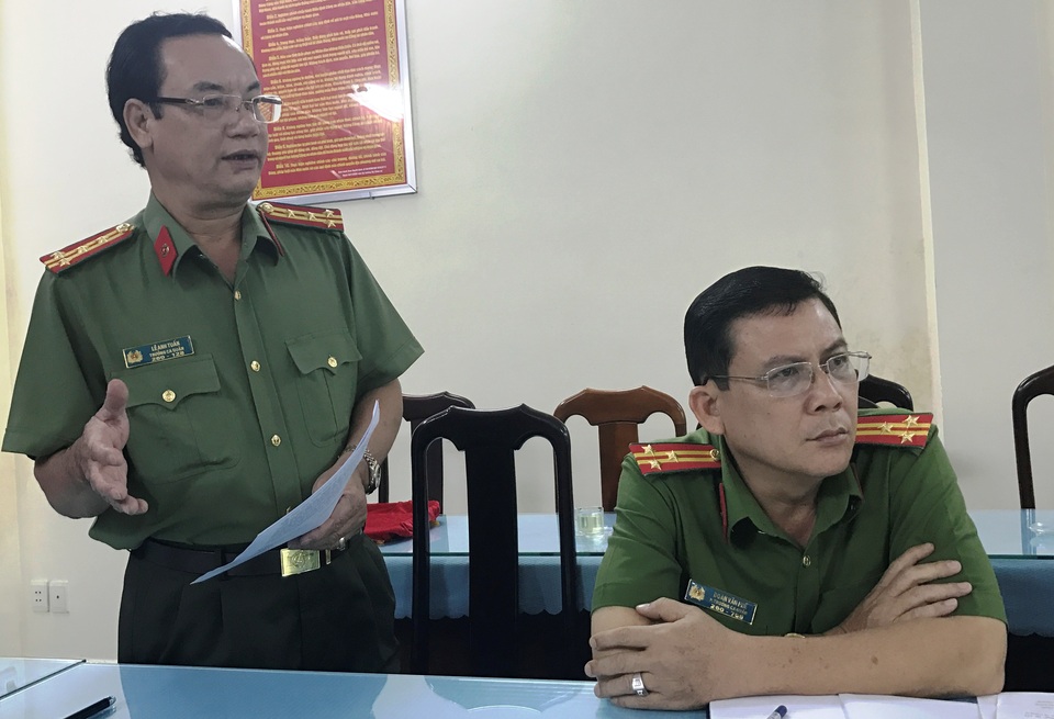 Đại tá Lê Anh Tuấn, Trưởng Công an quận Thủ Đức (người đứng) đang thông tin vụ việc.