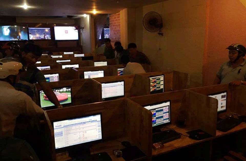 Hàng chục đối tượng đánh bạc bằng hình thức cá độ bóng đá bị Công an bắt quả tang.