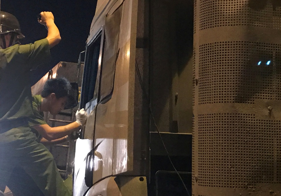 Lực lượng Công an khám nghiệm hiện trường vụ tai nạn.