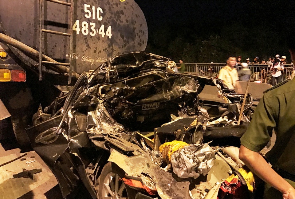 Chiếc du lịch 4 chỗ bẹp dúm, biến dạng hoàn toàn.