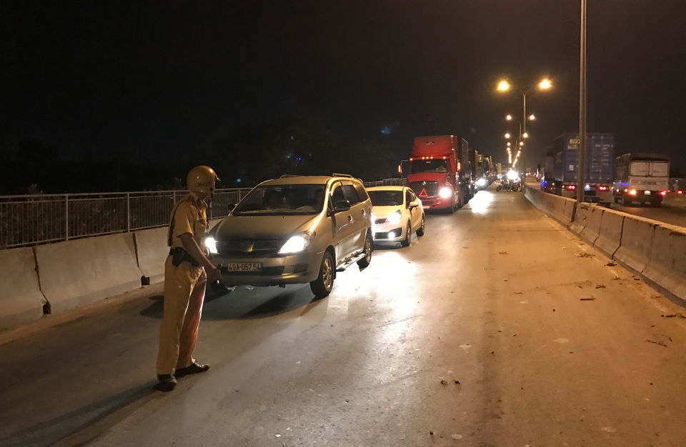 Đến 20h tối nay 20/12, giao thông qua cầu Phú Mỹ vẫn đang được phong toả vì vụ TNGT trên cầu.
