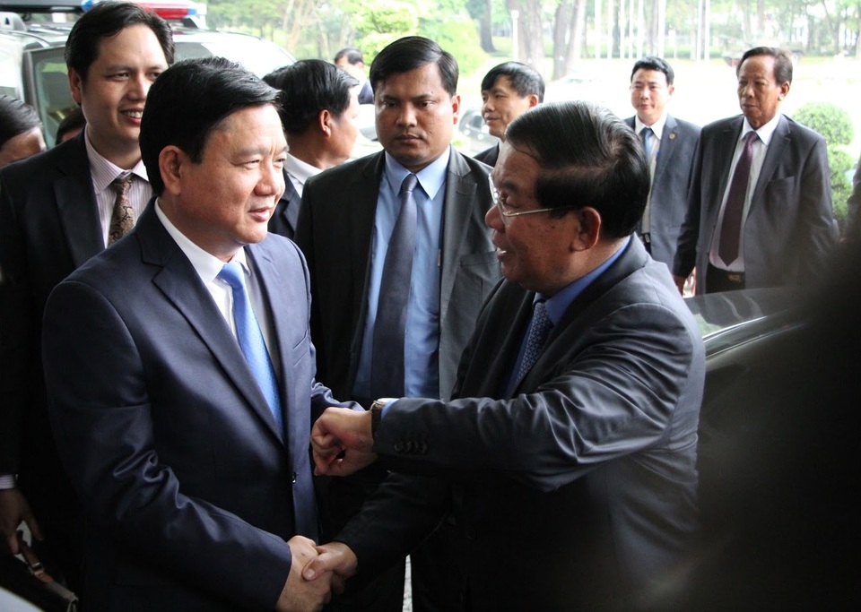 Bí thư Thành uỷ TPHCM Đinh La Thăng đón tiếp Thủ tướng Hun Sen tại Dinh Thống Nhất trưa 21/12.