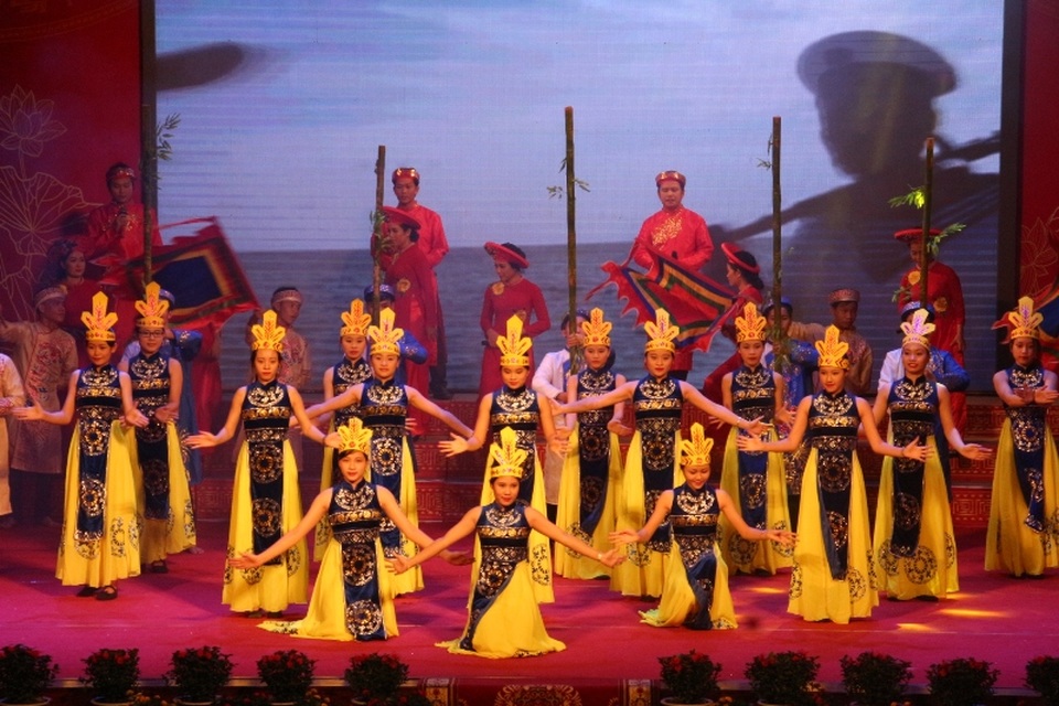 
Mở đầu là các tiết mục văn nghệ đặc sắc
