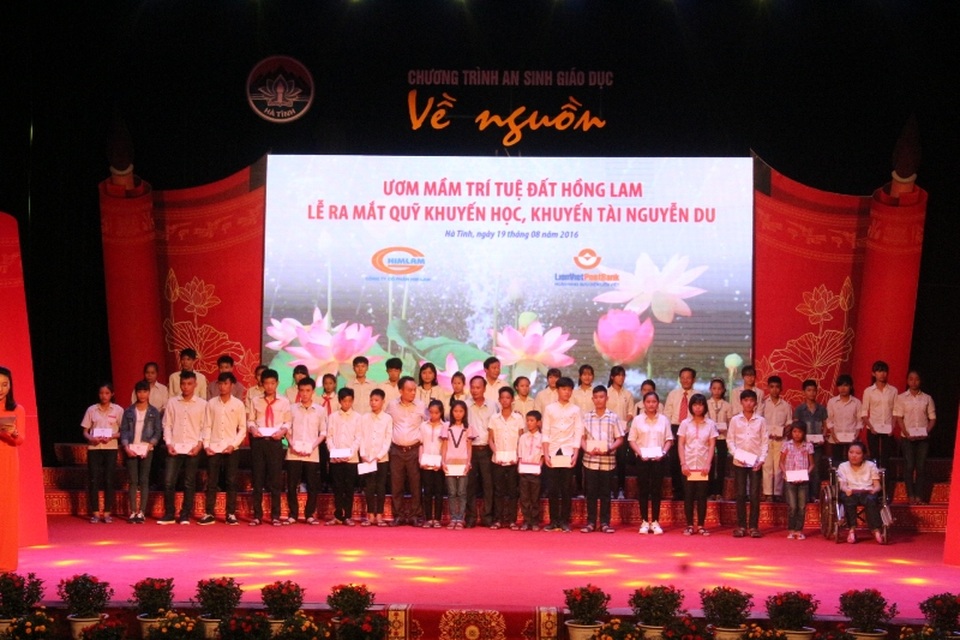 Trao 40 suất học bổng, mỗi suất 2 triệu đồng cho các em học sinh vượt khó học giỏi.