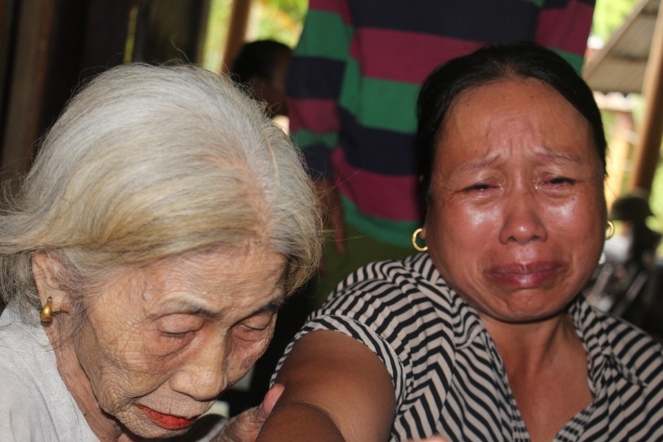 Nỗi đau đớn hiển hiện trên khuôn mặt của người bà nội và người mẹ khi em Khánh bị kết tội Cướp tài sản