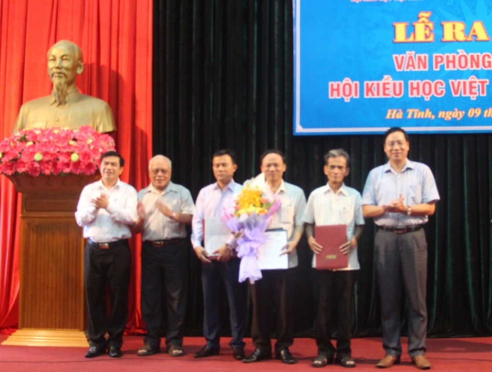 Lãnh đạo tỉnh và Hội Kiều học Việt Nam chúc mừng Ban Chấp hành Hội Kiều học Việt Nam tại Hà Tĩnh