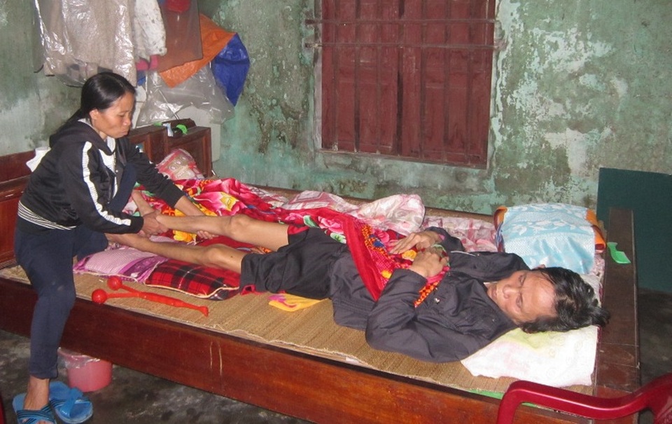 Mọi sinh hoạt phải nhờ vào bàn tay của vợ