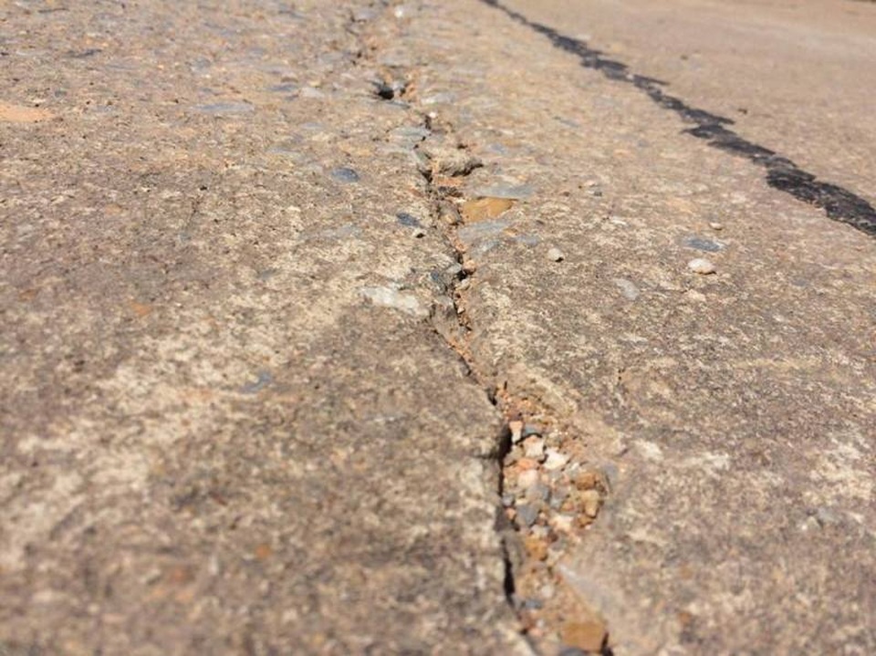 
Mặt đường bị bong tróc, gãy ngang.
