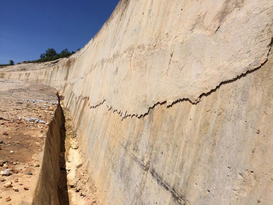 
Bờ ta luy nứt nẻ
