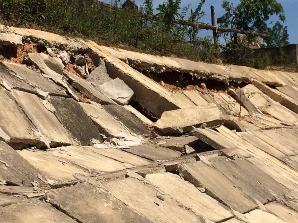 
Hệ thống ta luy bị vỡ tan hoang
