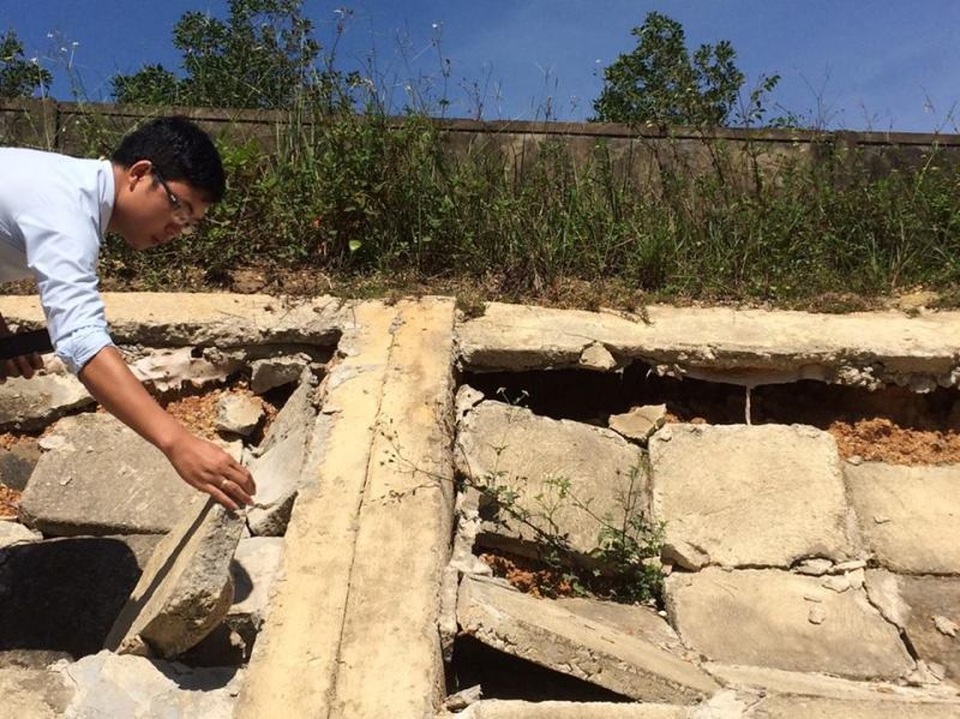 
Hệ thống mái lát ta luy bị sụt lún, hỏng hoàn toàn.
