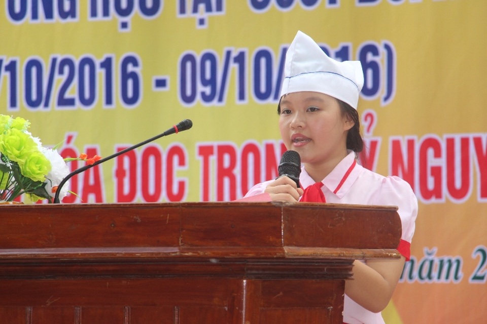 Em Nguyễn Thị Ánh đại diện các em học sinh chia sẻ tại buổi lễ