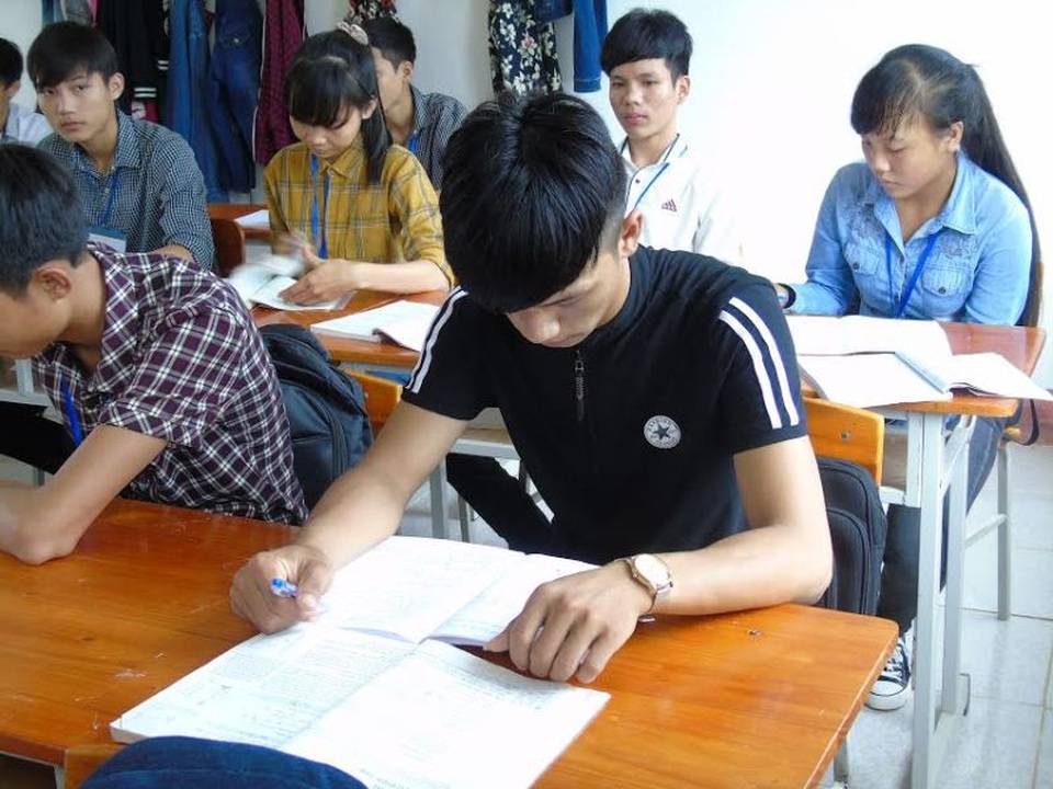 Vụ nam sinh bị kết tội cướp tài sản: Văn phòng Chính phủ đề nghị TAND Tối cao xem xét - 3 Ngồi trong lớp học nhưng em Khánh luôn cúi mặt mỗi khi có người lạ xuất hiện