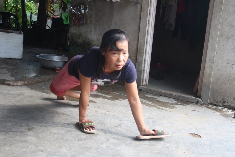 Chị Hoa phải di chuyển bằng đôi tay hết sức khó khăn