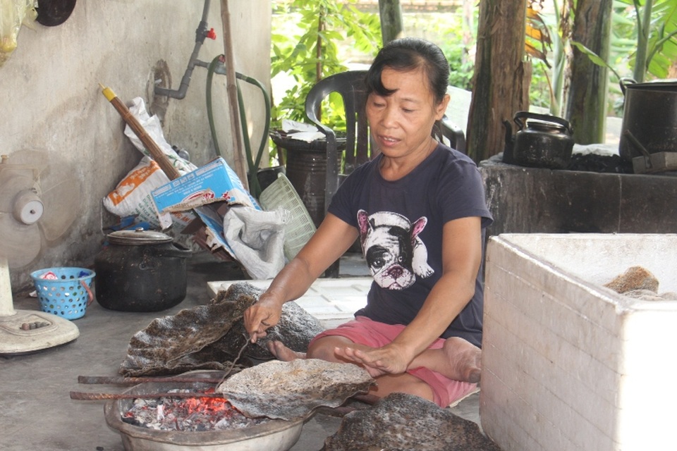 Chị Hoa tập làm bánh đa để kiếm sống qua ngày