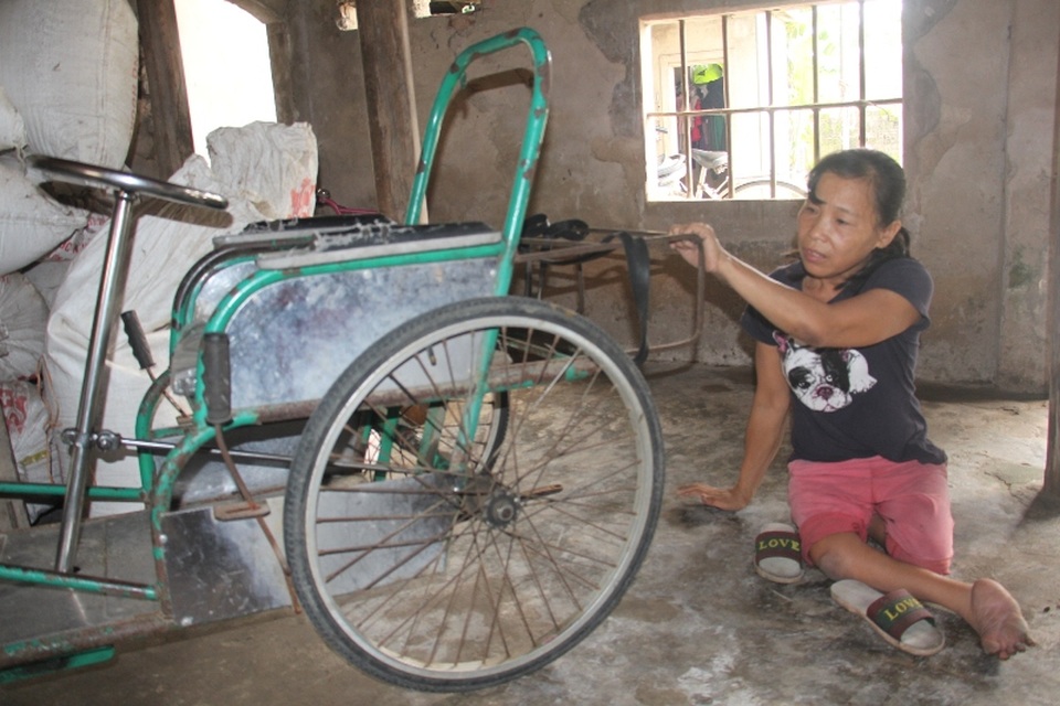 Chiếc xe lắc tay đã gắn bó với chị gần 10 năm đã hư hỏng, không thể sửa chữa được nữa