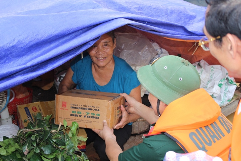 Một tuần nước mới rút hết, bà con vùng lũ “khát” nước sạch, lương thực - 5