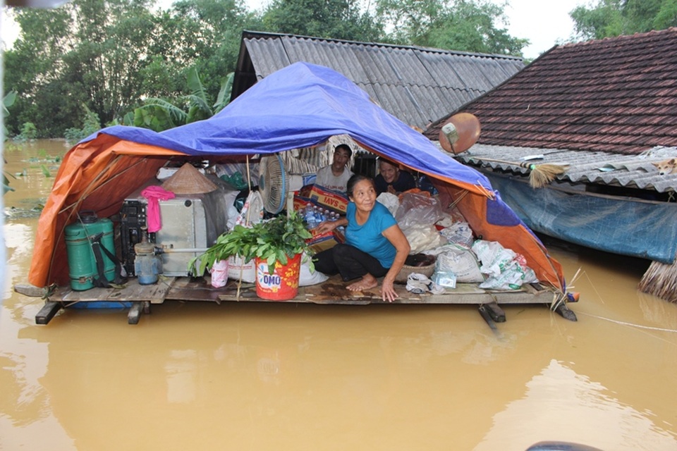 Nước vẫn đang ngập sâu và rút rất chậm. Người dân lo sợ sẽ thiếu nước sạch, lương thực trong vài ngày tới