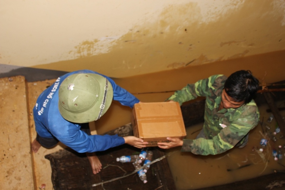 Bộ chỉ huy Quân sự tỉnh Hà Tĩnh và chính quyền Hương Khê tiếp ứng nhu yếu phẩm cho người dân xã Phương Mỹ